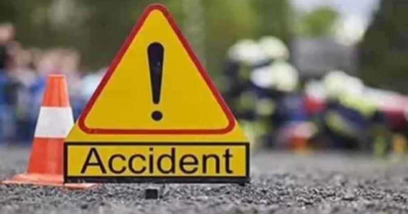 नेशनल हाईवे 43 पर सड़क के किनारे खड़े ट्रक से तेज रफ्तार बाइक टकराई, मौके पर ही दो लोगों की मौत