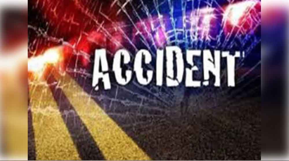 प्रयागराज में कुंभ में स्नान कर लौट रहे श्रद्धालुओं का वाहन सड़क किनारे खड़े ट्राले से टकराया, तीन लोगों की मौत