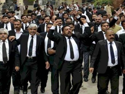 इस्लामाबाद में बड़ी संख्या में वकील सड़कों पर उतर आए, किया बड़ा प्रदर्शन