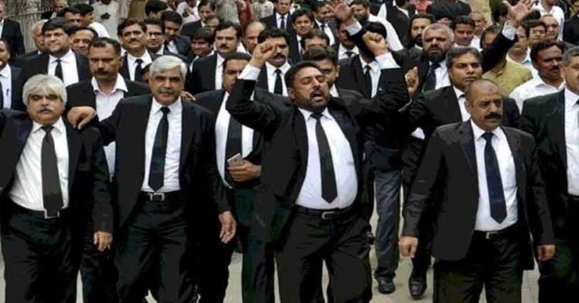 इस्लामाबाद में बड़ी संख्या में वकील सड़कों पर उतर आए, किया बड़ा प्रदर्शन
