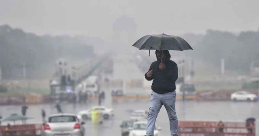 उत्तर भारत में मौसम ने एक बार फिर करवट ली, भारी बर्फबारी और मैदानी इलाकों में बारिश का सिलसिला जारी