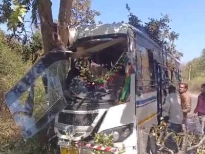 पेड़ से टकराई तेज रफ्तार बस, इस हादसे में केबिन में बैठे यात्री गिरे, एक दर्जन से ज्यादा घायल, 3 की हालत गंभीर