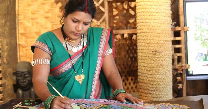 गोंड समुदाय की युवा चित्रकार सुश्री सुशीला श्याम के चित्रों की प्रदर्शनी सह-विक्रय का संयोजन किया गया