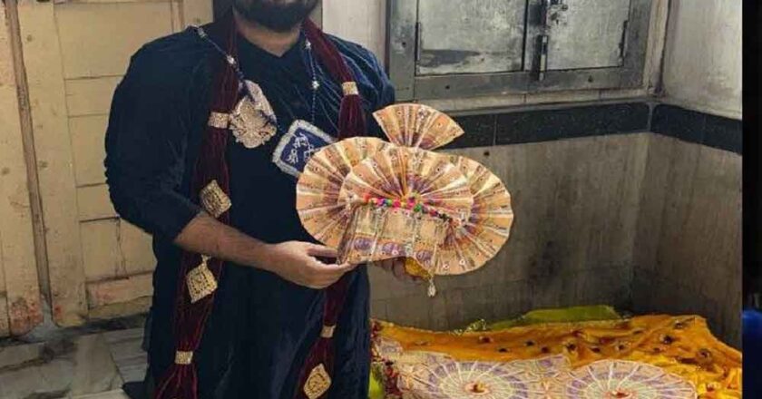 राजस्थान के भक्त ने की डोनेशन, बांके बिहारी मंदिर में 200 रुपये के नोटों से बनी ड्रेस चढ़ाई