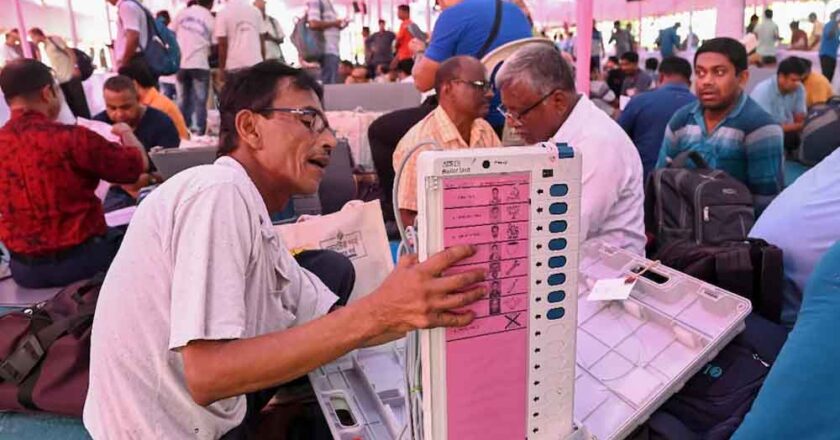 सुप्रीम कोर्ट ने चुनाव आयोग को दिए निर्देश, नहीं मिटाए EVM का डेटा