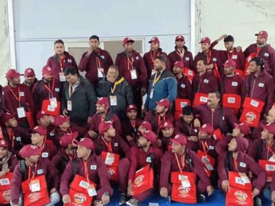 महाकुंभ में गंगा सेवा दूत न केवल माँ गंगा की निर्मलता बनाए रखने में जुटे हैं, बल्कि स्वच्छता के प्रति संदेश भी फैला रहे