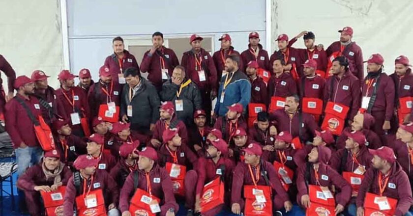 महाकुंभ में गंगा सेवा दूत न केवल माँ गंगा की निर्मलता बनाए रखने में जुटे हैं, बल्कि स्वच्छता के प्रति संदेश भी फैला रहे