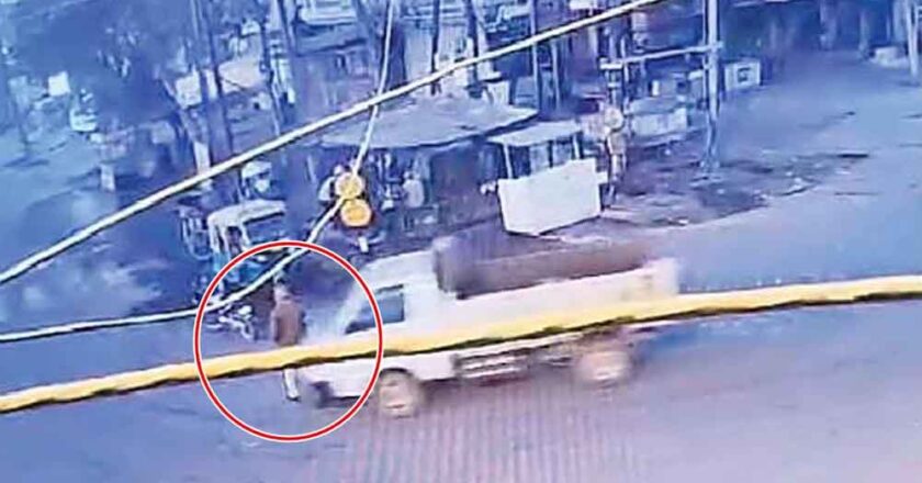 गलत दिशा में चल रहे तेज रफ्तार लोडिंग चालक ने सड़क पर तांडव मचाया, हवलदार को 25 फीट घसीटा