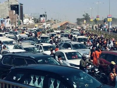 देश के कोने-कोने से लोग प्रयागराज महाकुंभ आ रहे हैं, भीड़ का दबाव इतना कि संगम जाने वाली हर सड़क जाम