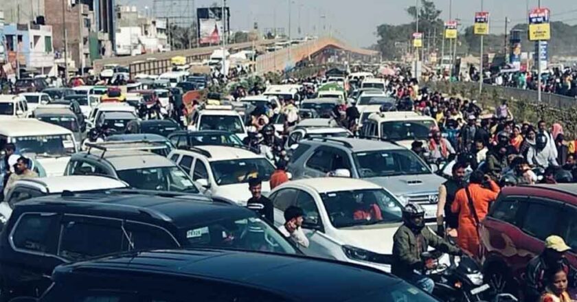 देश के कोने-कोने से लोग प्रयागराज महाकुंभ आ रहे हैं, भीड़ का दबाव इतना कि संगम जाने वाली हर सड़क जाम