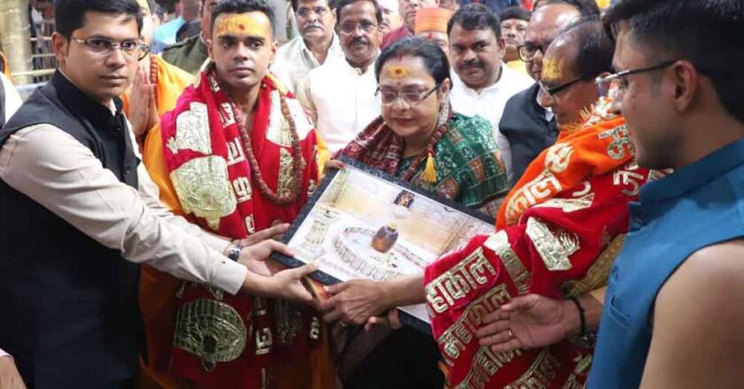 मंत्री शिवराज सिंह चौहान आज बाबा महाकाल की नगरी उज्जैन पहुंचे, भोलेनाथ को दिया बेटे की शादी का निमंत्रण