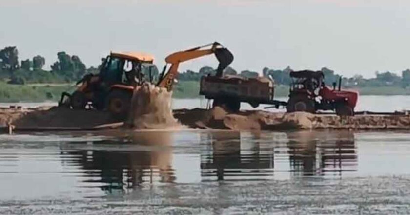 रेत माफिया मनमाने तरीके से चला रहे धंधा, आंखों पर पट्टी बांधकर बैठे हैं जिम्मेदार अधिकारी