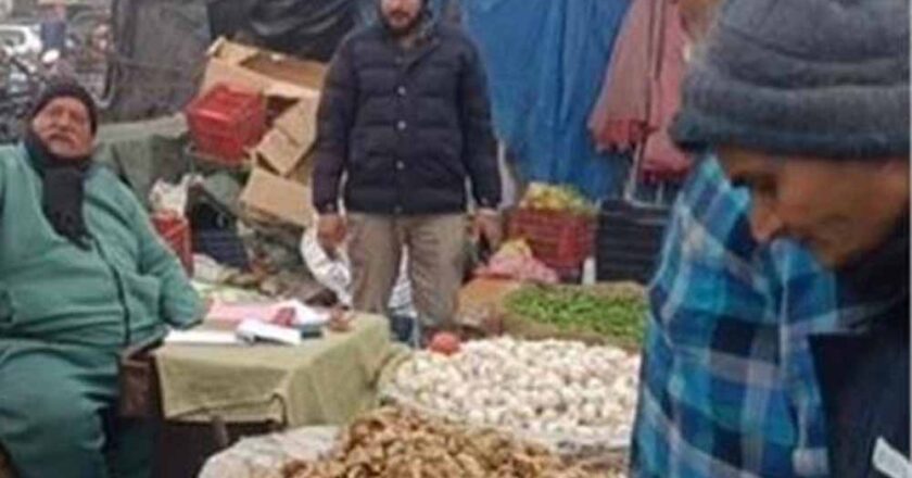 सब्जी मंडी जा रहे लोगों को मोटरसाइकिल सवार तीन हथियारबंद लुटेरों बरपाया कहर, सदमे में लोग