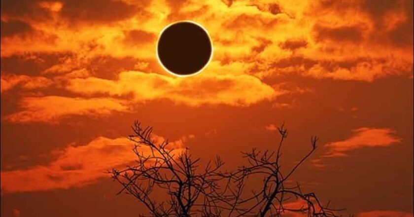 साल 2025 में चार बड़ी खगोलीय घटनाएं होने वाली हैं- दो सूर्य ग्रहण और दो चंद्र ग्रहण, अगले महीने लगने वाला है सूर्य ग्रहण