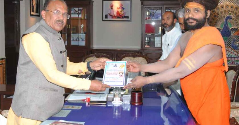 विधान सभा अध्‍यक्ष से कानपुर के संत पीठाधीश्‍वर ने की मुलाकात, विधान सभा अध्‍यक्ष को नित्‍येश्‍वर ज्ञान गंगा भेंट