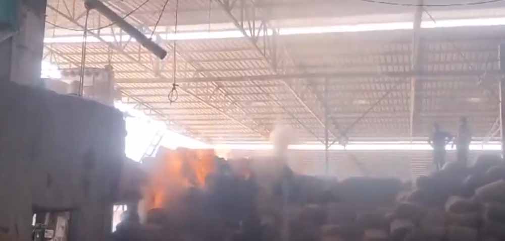 अनाज रखने के एक निजी गोदाम में लगी भीषण आग