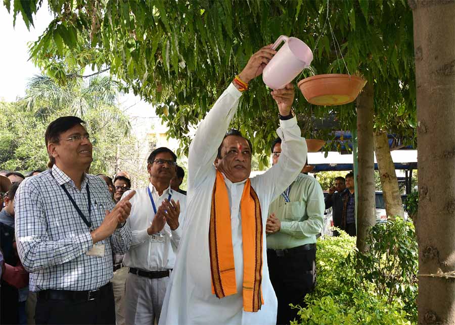 मंत्री कुमावत ने विश्व वन्यजीव दिवस के अवसर पर पशुधन भवन में पक्षियों के लिए चुग्गे और पानी के परिंडे बांधकर अभियान की शुरूआत