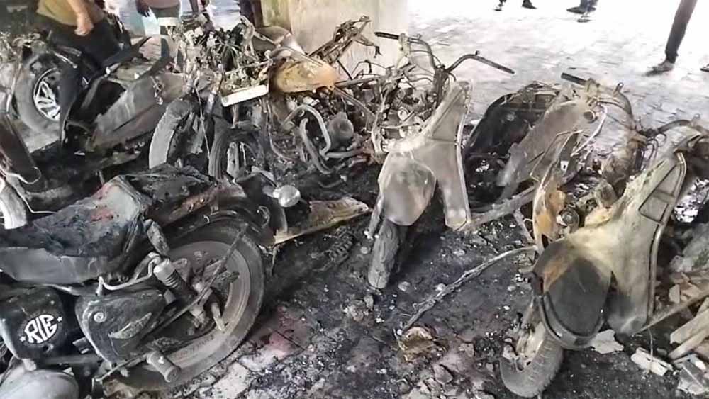 वैशाली रीजेंसी अपार्टमेंट की पार्किंग में खड़ी गाड़ियों में लगी आग,  10 गाड़ियां जलकर खाक