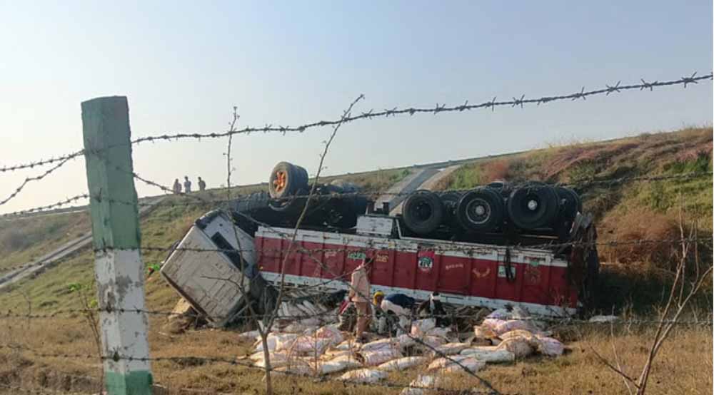 पूर्वांचल एक्सप्रेस-वे पर पलटा शराब का ट्रक