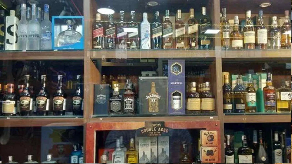 आबकारी विभाग ने अपनाई जा रही शराब दुकानों की नीलामी की प्रक्रिया से 26% अधिक रेवेन्यू मिला