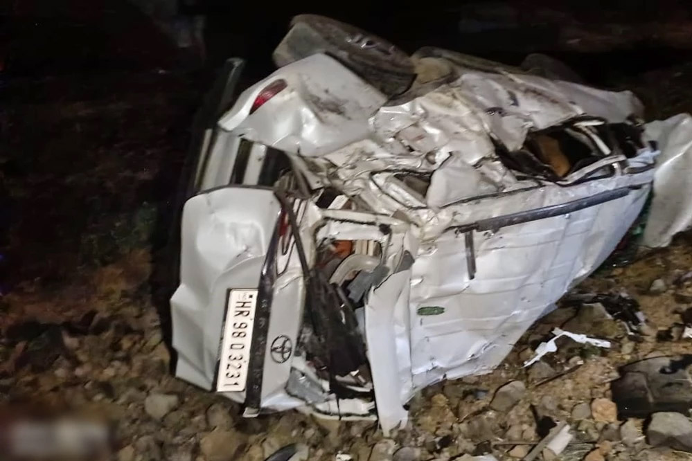 मंदसौर में एक्सप्रेस वे पर भीषण हादसा… रेलिंग से टकराकर उछली फॉच्यूर्नर कार, तीन की मौत