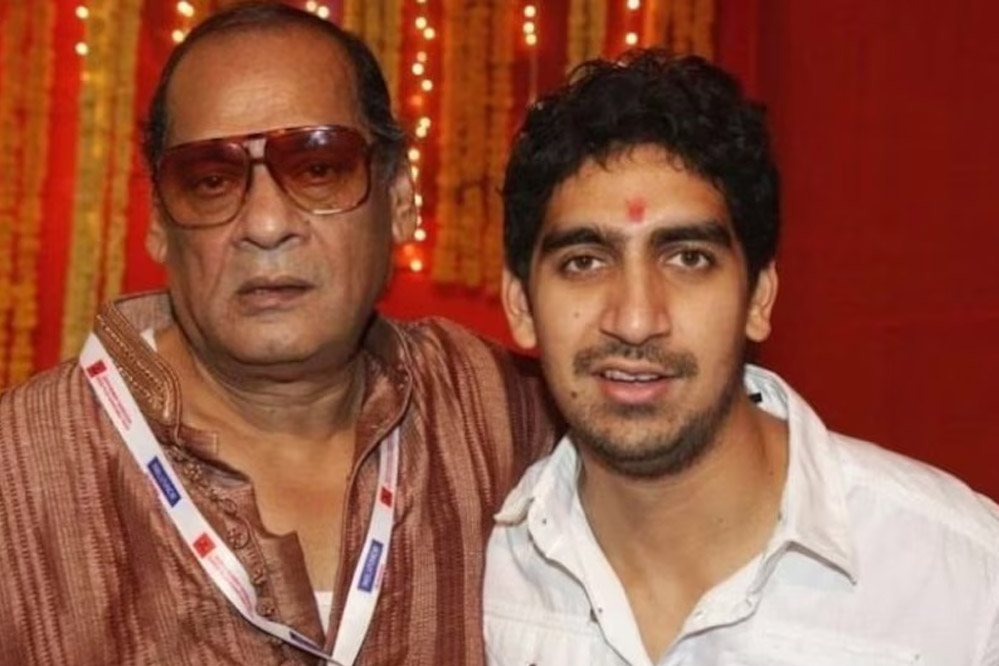 फिल्ममेकर अयान मुखर्जी के पिता और दिग्गज एक्टर देब मुखर्जी का निधन