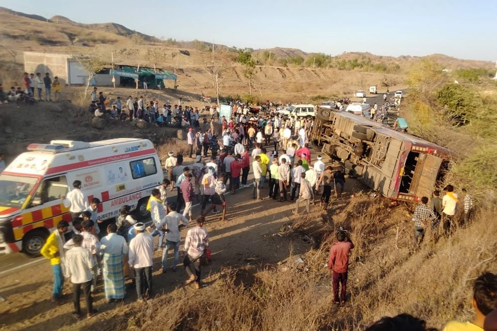 बड़वानी :सिलावद के पास स्टेट हाइवे पर मजदूरों से भरी बस पलटी, मासूम की मौत