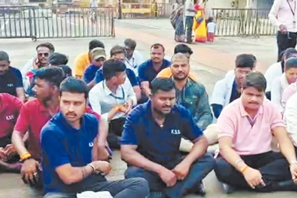 महाकाल मंदिर में कार्यरत आउटसोर्स कर्मचारियों की होली इस बार सूखी रही, नहीं मिला वेतन