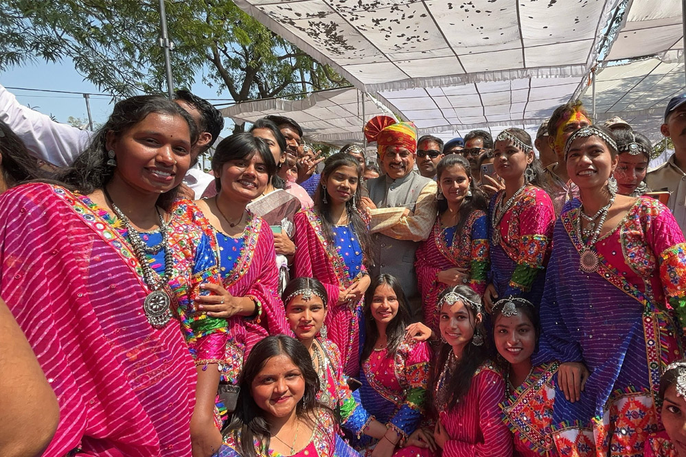 सीएम ने होली मिलन समारोह में पुलिसकर्मियों पर बरसाए फूल, महिला पुलिसकर्मी भी झूमीं