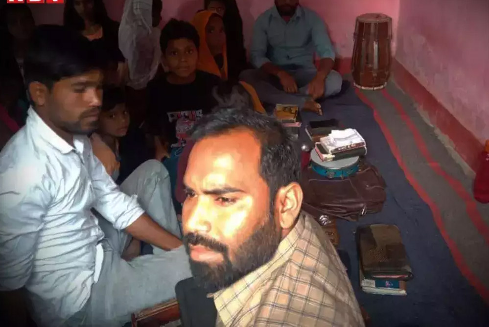 सिंगरौली में सरकारी शिक्षक करवा रहा धर्मांतरण, कमरे के अंदर घुसी पुलिस तो भीड़ देखकर सन्न
