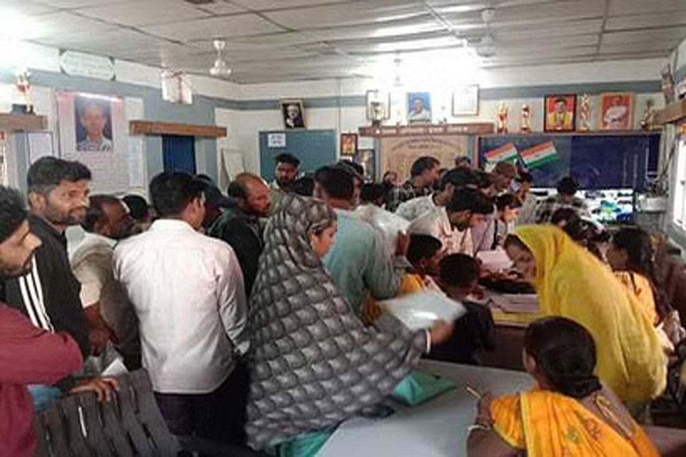 CM Rise School में बच्चों के प्रवेश के लिए उमड़े अभिभावक, पहले दिन ही सीटों से अधिक आवेदन बंटे