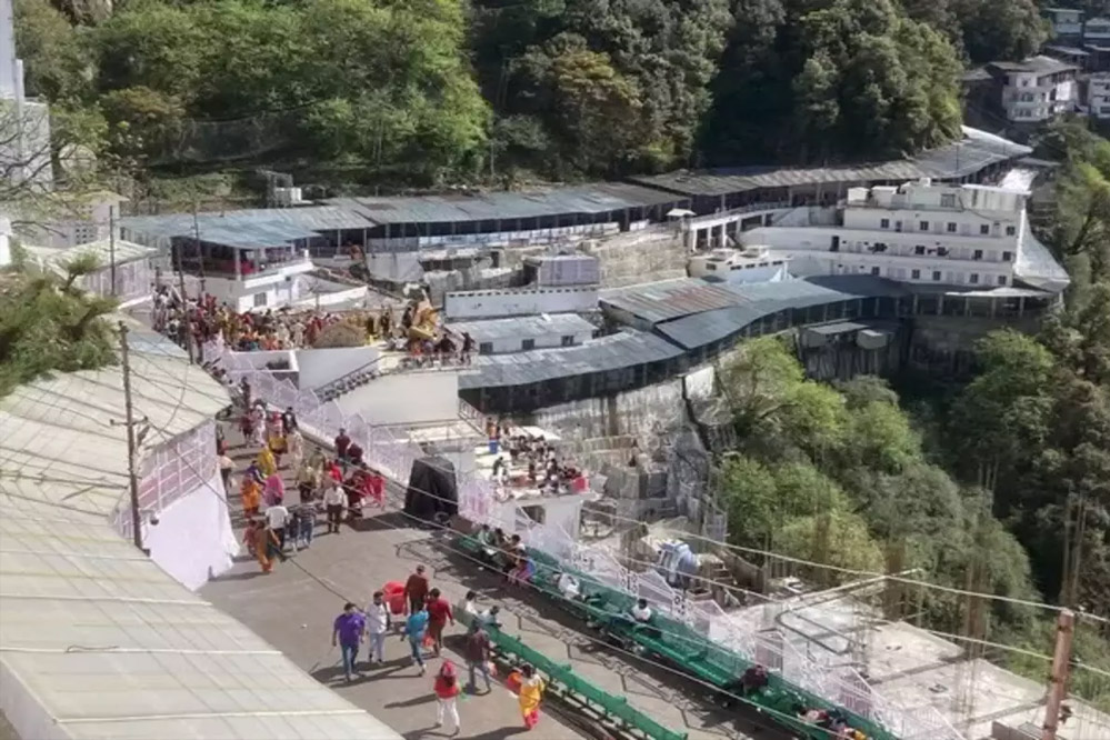 वैष्णो देवी मंदिर की सुरक्षा में सेंध लगाने का प्रयास पिस्टल लेकर पहुंची महिला पर FIR, गिरफ्तार