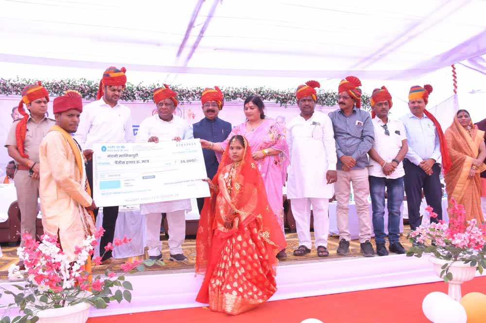 मुख्यमंत्री कन्या सामूहिक विवाह : 192 जोड़ों ने लिए सात फेरे, डिप्टी सीएम साव ने दी शुभकामनाएं