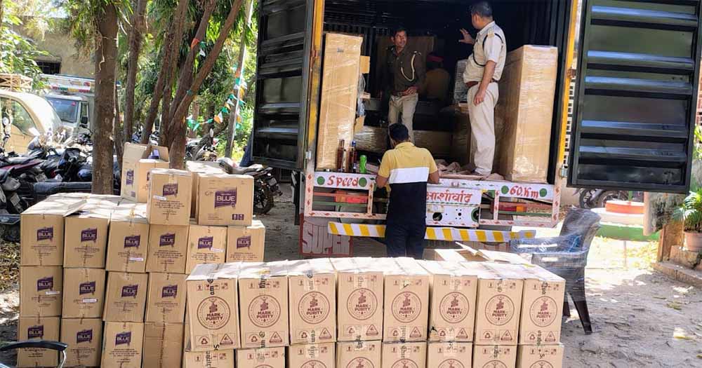 शराब तस्करी रैकेट का भंडाफोड़ , गुप्त तहखाने से 1188 बोतल विदेशी शराब जब्त