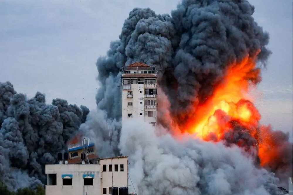 इजरायल ने गाजा में भीषण हवाई हमले किए, हमास अपने रुख को नरम करने के मूड में नहीं