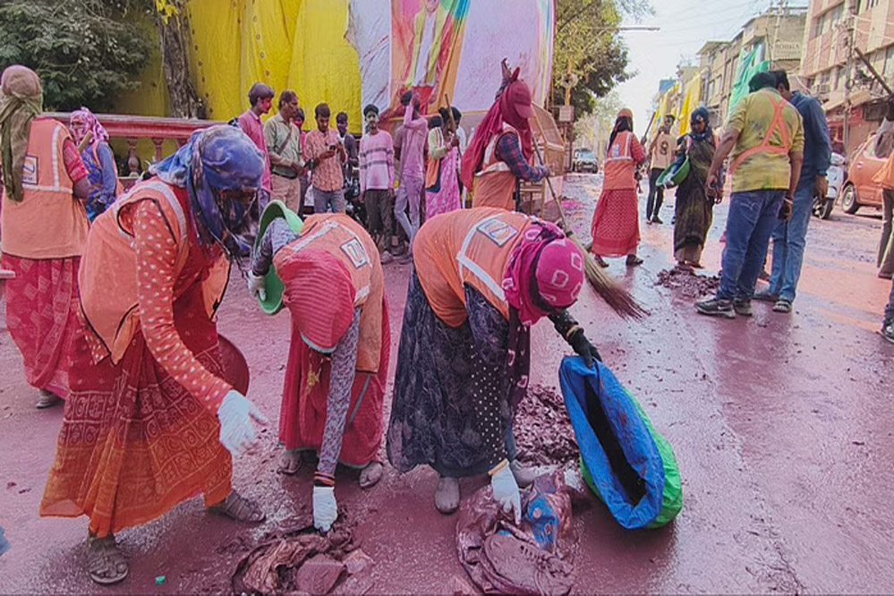इंदौर में रंग पंचमी पर ‘गेर’ में 5 लाख लोग जुटे, 38मिनट में साफ हुआ शहर