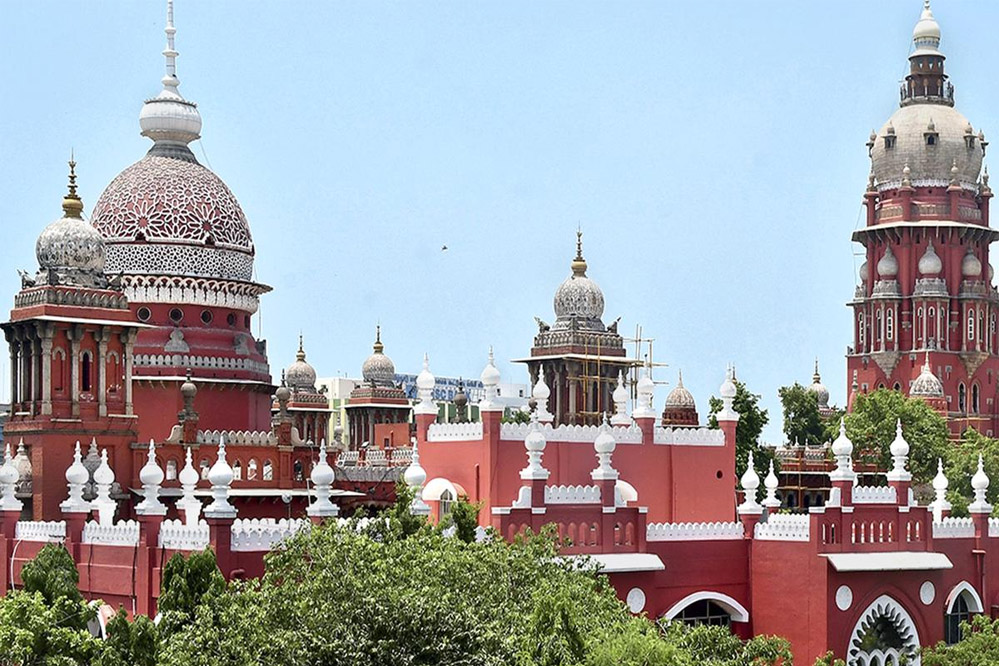 HC ने खारिज कर दी पति की तलाक की अर्जी, अकेले में पोर्न देखती थी पत्नी, हस्तमैथुन की भी आदत