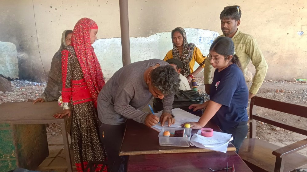 ट्रेन के सामने कूद रही थी महिला, युवक ने बचाया तो हुआ प्यार, अब करेंगे शादी