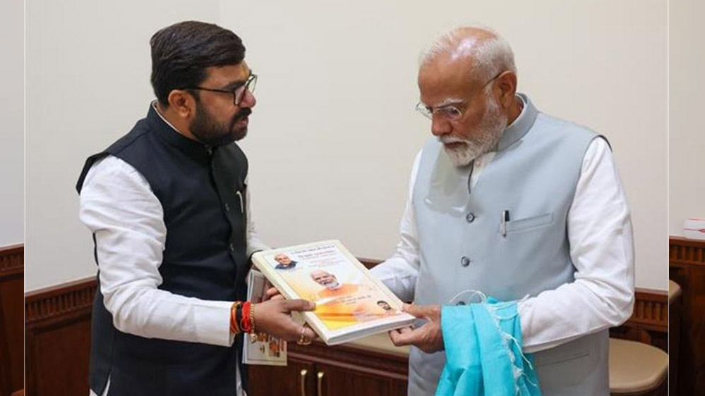 छिंदवाड़ा : सांसद विवेक बंटी साहू ने PM मोदी से की मुलाकात, पातालकोट की आदिवासी बहनों के हाथों से बने लड्डू किए भेंट