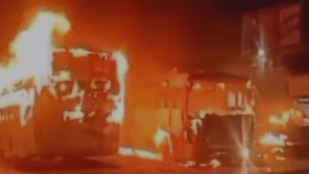 सिंगरौली में बस स्टैंड पर दो बसों में आग लगी, जिंदा जला क्लीनर