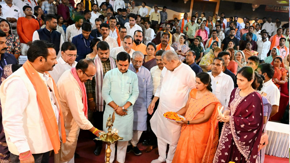 रायपुर : जिला पंचायत के प्रथम सम्मिलन में शामिल हुए केन्द्रीय राज्य मंत्री तोखन साहू और उप मुख्यमंत्री अरुण साव