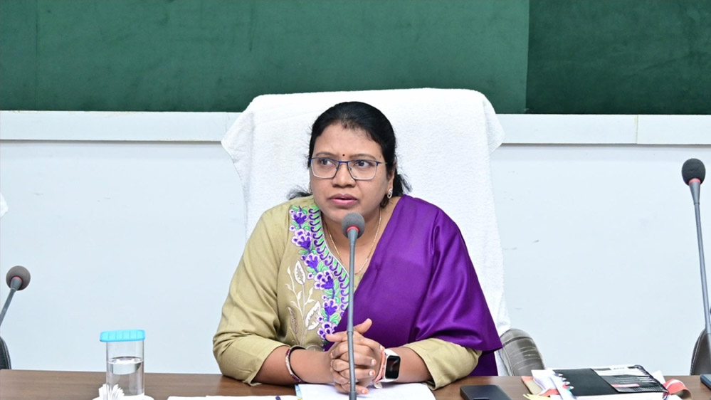 गौरेला पेंड्रा मरवाही : हितग्राहियों से मिलकर पीएम आवास निर्माण का कलेक्टर ने ली जानकारी