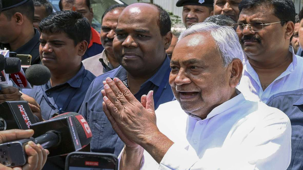 नीतीश सरकार मैट्रिक में पहले स्थान पर दो लड़की और एक लड़के ने बनाई जगह, 2-2 लाख रुपए देगी