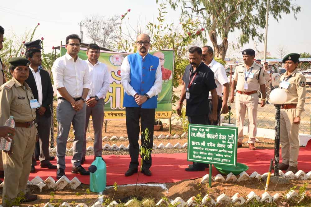 अपने घर, कार्यालय ,स्कूल, कॉलेज, जहां कहीं भी संभव हो एक पेड़ अपने मां के नाम से अवश्य लगाएं : राज्यपाल डेका