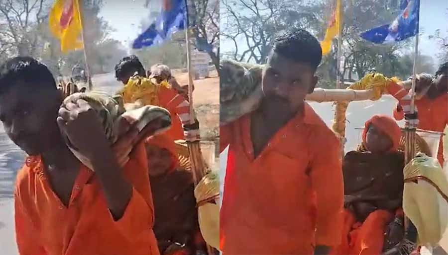 कांवड़ में मां को बैठाकर दो बेटों ने कराई चारधाम यात्रा