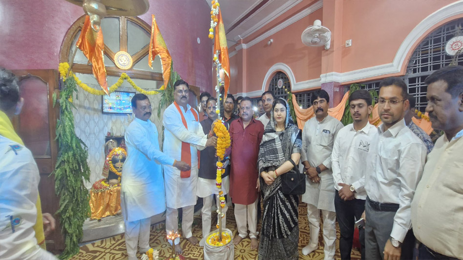 उपमुख्यमंत्री शुक्ल ने विक्रमोत्सव कार्यक्रम के तहत ब्रह्म ध्वज स्थापित किया