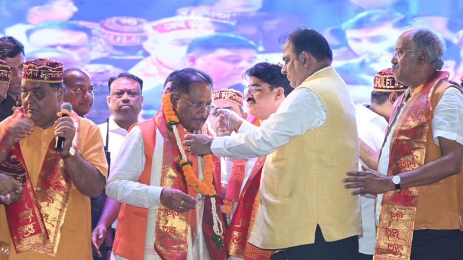 रायपुर : मुख्यमंत्री विष्णु देव साय ने भगवान झूलेलाल की शोभायात्रा का फूलों से किया भव्य स्वागत