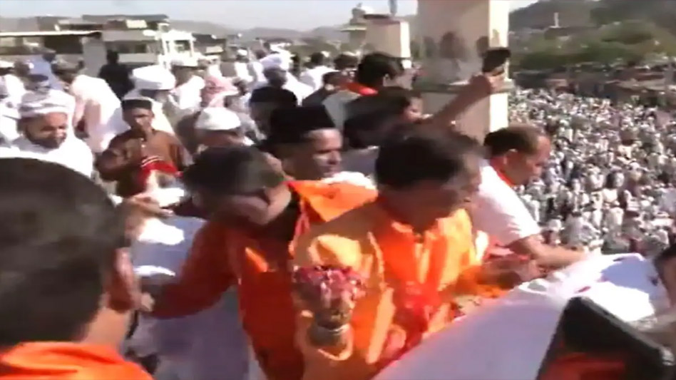 ईद की नमाज पढ़ रहे नमाजियों पर फूल बरसाने लगे भगवाधारी हिंदू