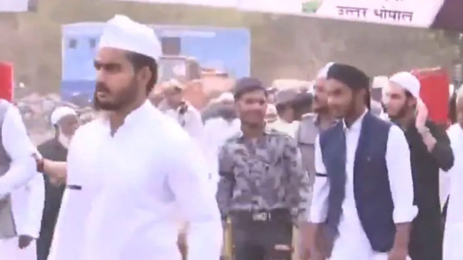 भोपाल में ईदगाह के बाहर मुस्लिम युवा फिलिस्तीन के समर्थन में बैनर लेकर खड़े नजर आए