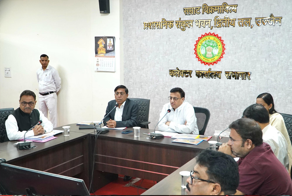 अपर मुख्य सचिव श्री नीरज मंडलोई ने लोक निर्माण, ब्रिज कॉरपोरेशन और एमपीआरडीसी के कार्यों की समीक्षा की